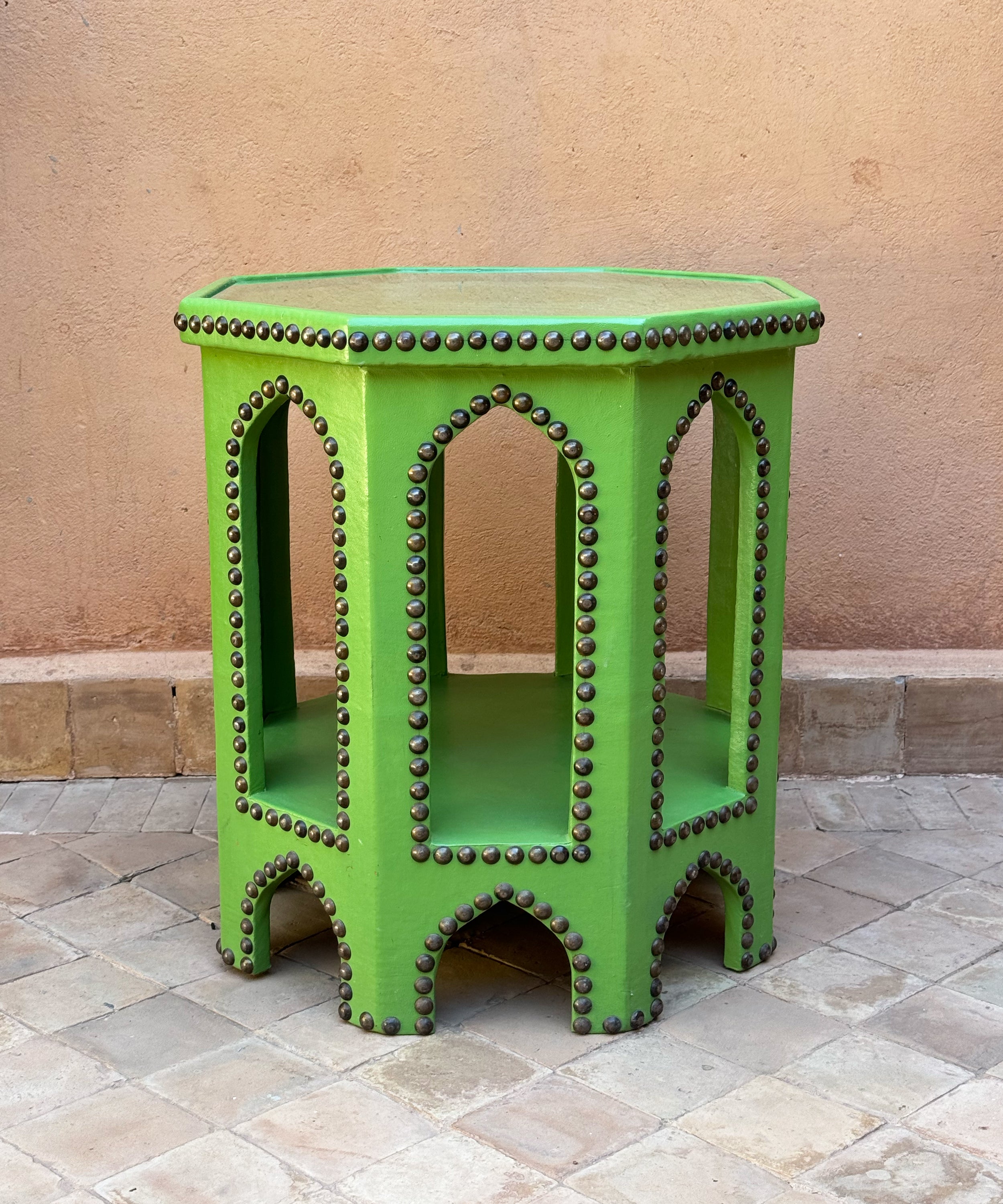 The leather side table, lime